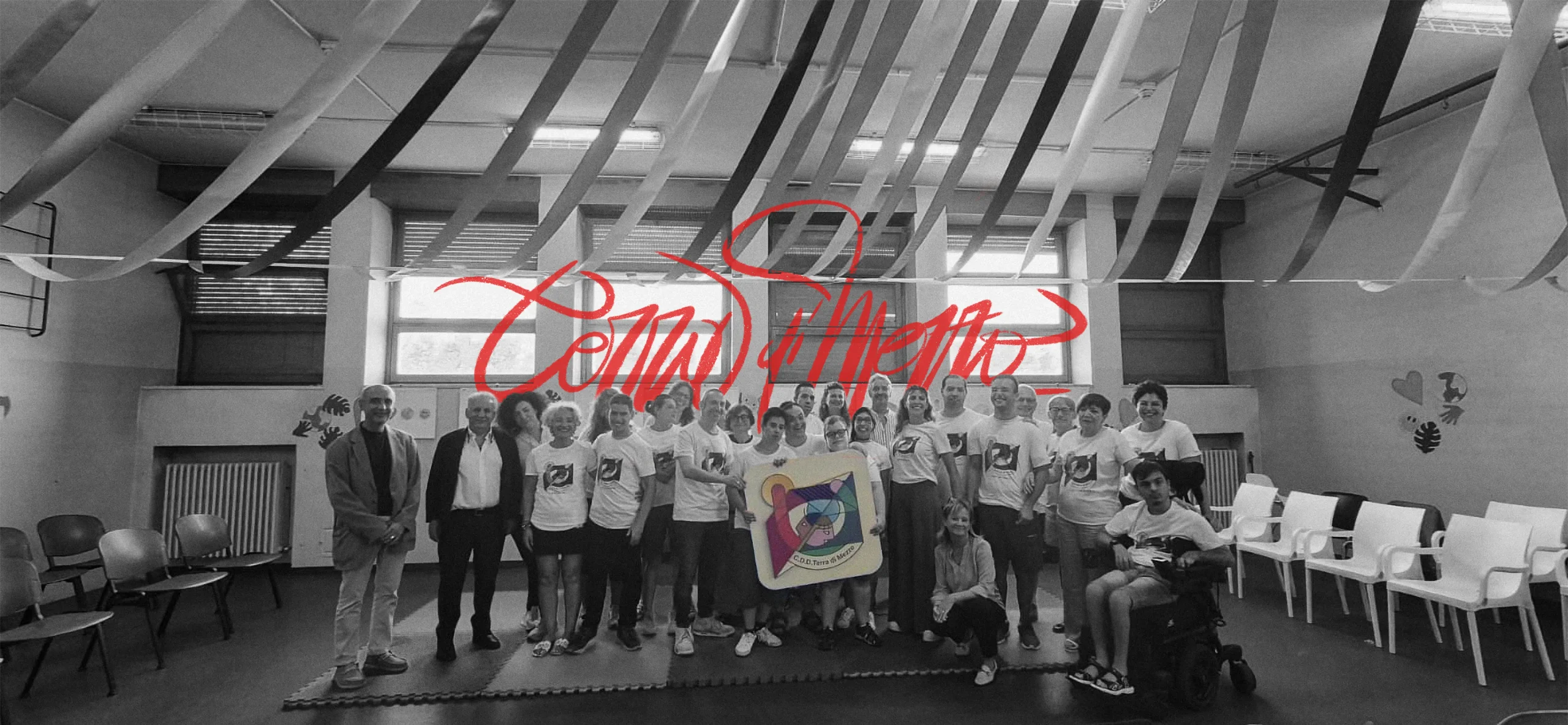 Foto di gruppo durante la presentazione del nuovo logo CDD Terra di Mezzo